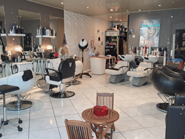 Salon de coiffure avec fort potentiel à Champigny, proche future gare Grand Paris ligne 15, clientèle fidèle et secteur en plein essor.