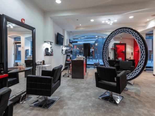 Salon de coiffure à vendre en plein cœur de la presqu’île, lumineux et clé en main avec belle visibilité, clientèle fidèle et activité en progression.