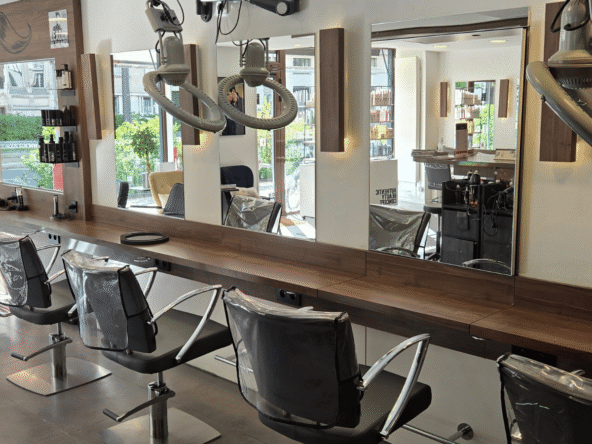 Salon de coiffure 100 m², clientèle fidèle, équipe stable, CA 225K€, 10 postes, salon rénové, forte notoriété locale.