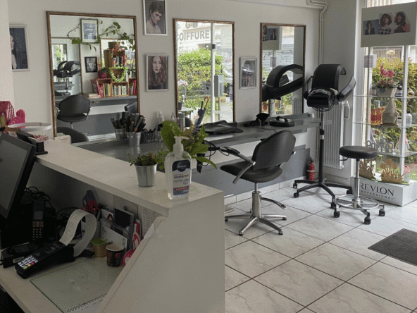 Salon de coiffure 40 m² en quartier résidentiel, clientèle fidèle, potentiel 6 postes, CA 59K€, ambiance conviviale, idéal première affaire.