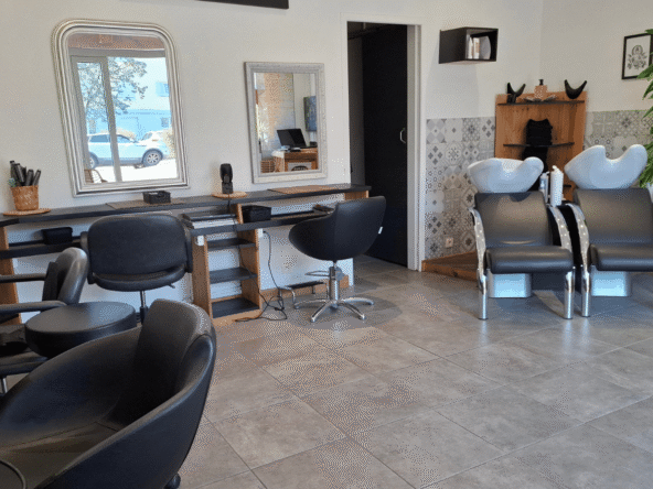 Salon de coiffure 40 m² à La Teste-de-Buch, clientèle fidèle, CA 80K€, faible loyer, clé en main, idéal reprise rapide.
