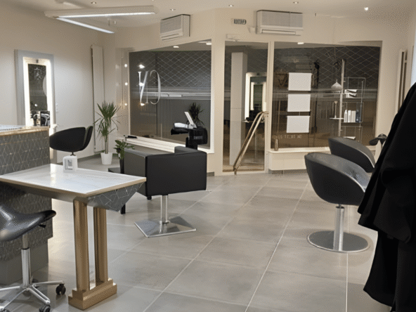 Salon de coiffure moderne en centre-ville, 85 m², emplacement premium, clientèle fidèle, faible loyer et fort potentiel de développement.