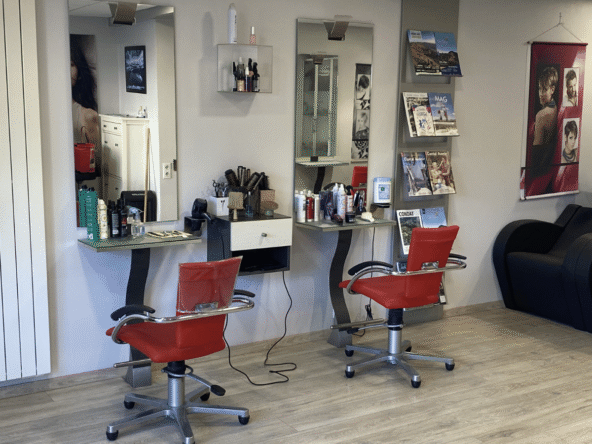 Salon de coiffure de village dans le Cantal, 35 m², faible loyer, clientèle fidèle, parking facile et potentiel de développement.