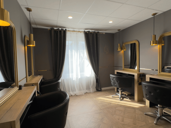 Salon de coiffure à vendre de 110 m² avec 370 000 € de CA HT, 5 salariés, clientèle fidèle, concept atypique et forte notoriété locale.