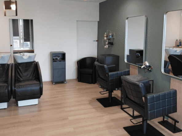 Salon de coiffure à vendre dans un quartier recherché, entièrement rénové, avec espace complémentaire pour Head Spa ou esthétique. Prix : 64 000 €.