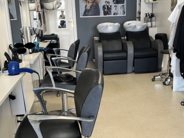 Salon de coiffure à vendre, 26 m², clientèle fidèle, 70 150 € de CA HT, aucun salarié à reprendre, idéal pour une première installation.