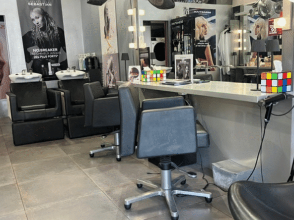Salon de coiffure à vendre en centre-ville, 150 000 € de CA HT, faible loyer, clientèle fidèle, équipement complet et emplacement privilégié.
