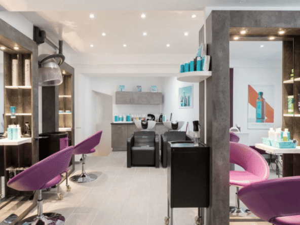 Salon de coiffure et esthétique à vendre, 69 m², 104 000 € de CA HT, 2 cabines, matériel récent et activité clé en main.