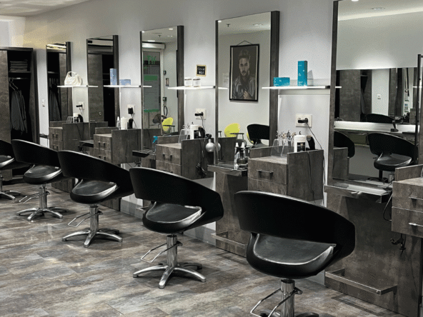 Salon de coiffure à vendre avec équipe en place, clientèle fidèle, emplacement en galerie commerciale et CA HT de 320 000 €. Prix : 120 000 €.