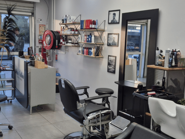 Salon de coiffure à vendre en zone commerciale dynamique, rénové, avec équipe en place, clientèle fidèle et potentiel de développement. Prix : 90 000 €.