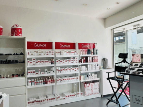 Institut de beauté à vendre de 150 m² avec 7 cabines, clientèle fidèle, forte notoriété et CA de 200 000 €. Prix de vente : 125 000 €.