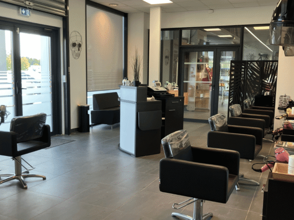 Salon de coiffure à vendre en centre commercial, 142 000 € de CA HT, faible loyer de 570 €, clientèle fidèle, salon rénové et sans travaux à prévoir.