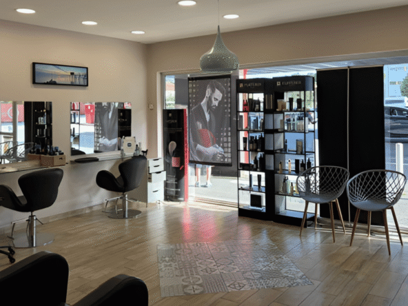 Salon de coiffure à vendre en zone commerciale dynamique, avec clientèle fidèle, parking, faible loyer et fort potentiel de développement. Prix : 55 000€.