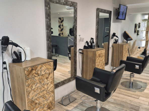 Salon de coiffure à vendre de 65 m² avec 5 postes, 3 bacs, clientèle fidèle, aucun travaux à prévoir et faible loyer. Prix : 57 000 €.