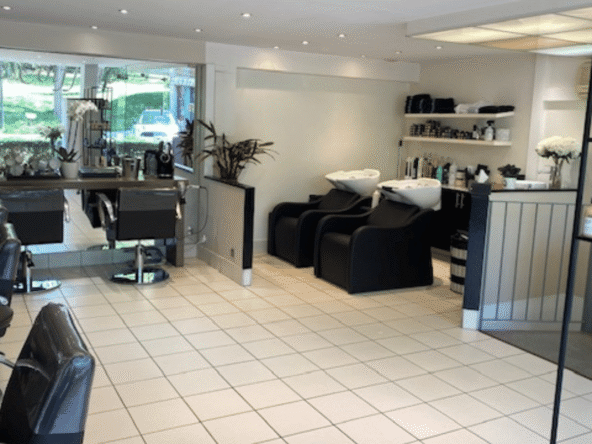 Salon de coiffure et esthétique à vendre, 72 m² sur 2 niveaux, clientèle fidèle, 6 postes, 2 cabines, aucun salarié à reprendre. Idéal première affaire.
