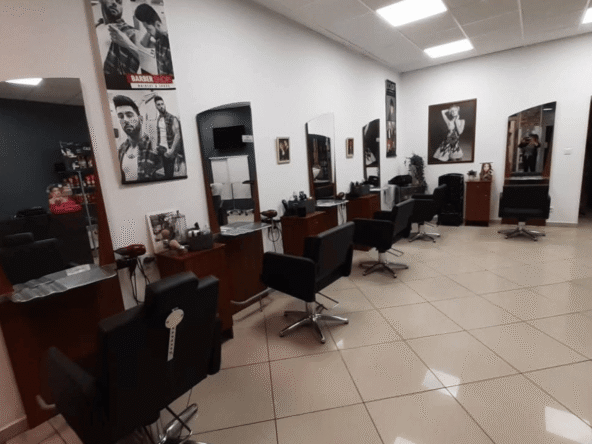 Salon de coiffure à vendre de 90 m², entièrement rénové, avec clientèle fidèle, espace barbier et faible loyer. CA HT 85 000 €. Prix : 60 000 €.