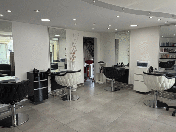 Salon de coiffure en bord de mer à vendre. Clientèle fidèle locale et touristique, CA 141 037 €, matériel récent, emplacement recherché.