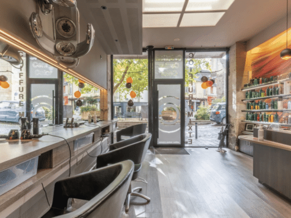 Salon de coiffure à vendre avec équipe en place, clientèle fidèle, emplacement stratégique et fort passage. CA HT 169 320 €. Prix : 138 000 € négociable.