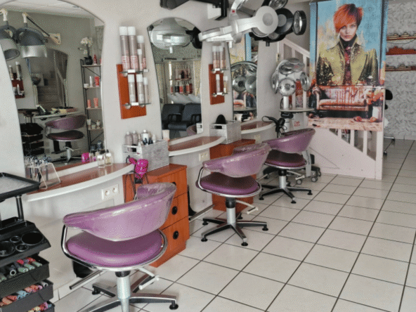 Salon de coiffure à vendre : 40 m², 7 postes, 3 bacs, clientèle fidèle, étage aménageable, CA de 111 000 €, loyer de 571 € et beau potentiel.