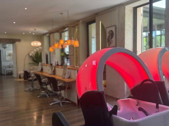 Salon de coiffure à vendre de 120 m² avec 3 bacs, 8 postes et 4 salariés. CA HT 270 000 €, parking privé et cadre de caractère.