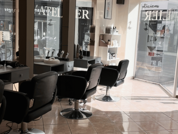 Salon de coiffure à vendre, 55 m², clientèle fidèle, 117 744 € de CA HT, centre-ville, faible loyer et stock de 12 000 € inclus.