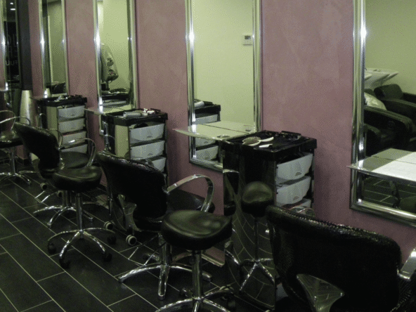 Salon de coiffure à vendre en galerie marchande : 45 m², 6 postes, clientèle fidèle, CA de 107 000 €, loyer de 500 € et aucun salarié à reprendre.