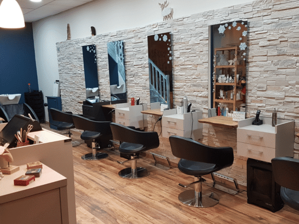 Salon de coiffure à vendre de 70 m², rénové, spécialisé en coloration végétale. 3 bacs, 4 postes, CA HT 118 000 €, emplacement central et clientèle fidèle.