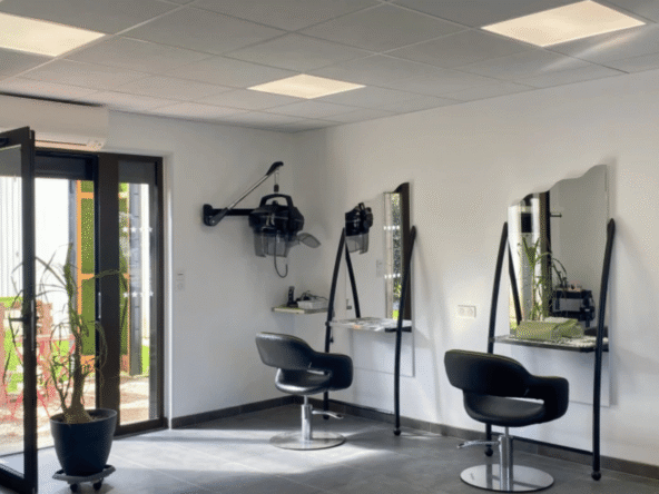 Salon de coiffure à vendre en centre-bourg de Mervans