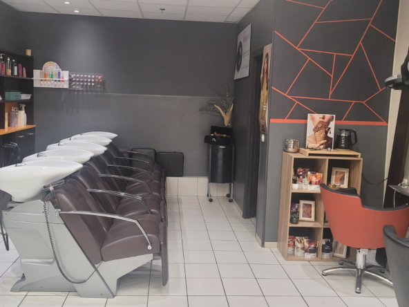 Salon de coiffure à vendre en centre commercial Auchan, forte clientèle fidèle, CA de 396 000 €, équipe de 6 salariés et activité en progression.