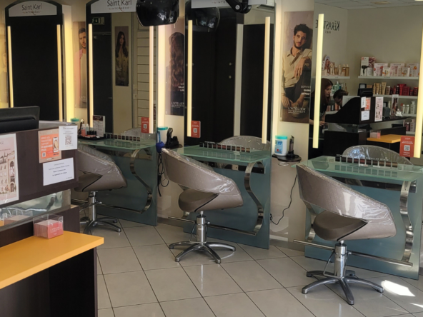 Salon de coiffure à vendre à Sablé-sur-Sarthe, clientèle féminine fidèle, équipe stable, CA de 115 000 € et loyer exceptionnel de 496 €/mois.