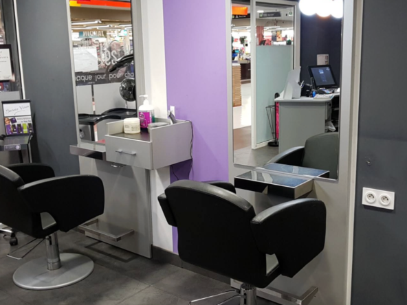 Salon de coiffure mixte à vendre, 50 m², 3 bacs, 7 postes et clientèle fidèle depuis 15 ans. CA HT 114 300 €, parking gratuit et quartier en développement.