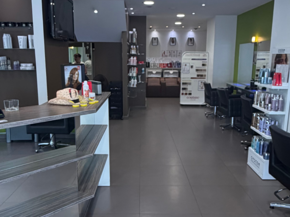Salon de coiffure à vendre de 70 m² sur un emplacement n°1. 4 bacs, 10 postes, 4 salariés, CA HT 190 668 € et clientèle fidèle.