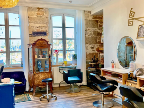 Salon de coiffure à vendre de 75 m². 2 bacs, 4 postes, 1 cabine, 2 salariés, CA HT 145 000 €, dans une belle bâtisse de caractère.