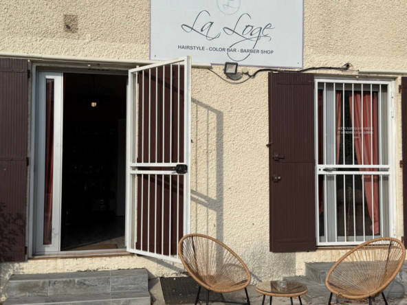 Salon de coiffure premium à vendre, rénové récemment, clientèle fidèle, parking privé, loyer attractif de 650 € et fort potentiel de développement.