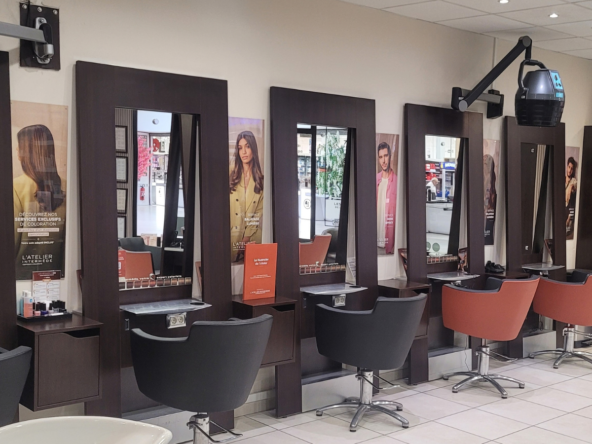 Salon de coiffure à vendre à Arçonnay, emplacement en centre commercial, clientèle fidèle, 280 000 € de CA HT et 5 salariés.