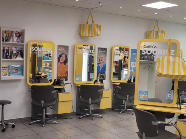 Salon de coiffure à vendre à Alençon, en galerie Leclerc, fort passage, 244 000 € de CA, équipe stable de 4 salariés et activité en expansion.