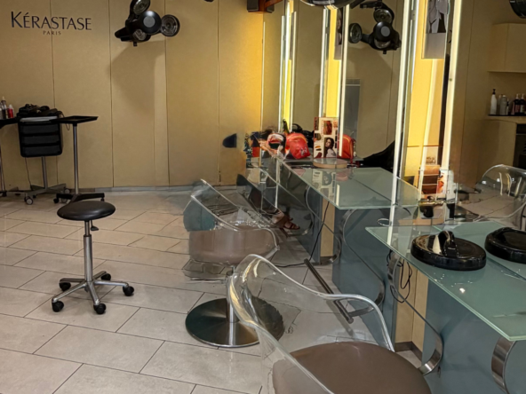 Salon de coiffure à vendre de 60 m² en zone commerciale dynamique. 4 bacs, 9 postes, 3 salariés, CA HT 160 000 € et fort potentiel de développement.