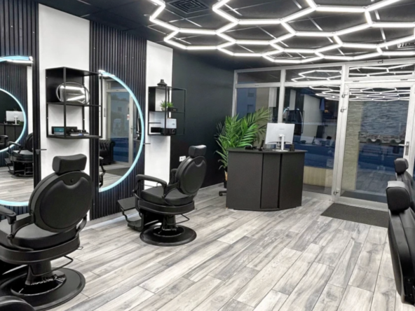 Barber shop à vendre de 55 m². 2 bacs, 4 postes, 1 salarié, salon rénové en 2025, CA HT 80 000 €, fort potentiel de développement.