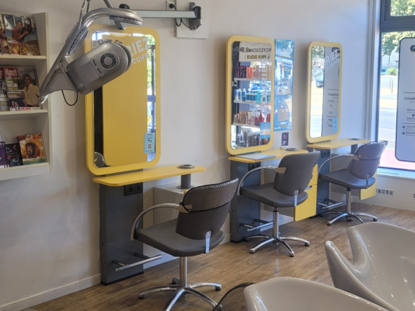 Salon de coiffure à vendre, emplacement très passant, grande vitrine, parking, équipe stable, CA de 149 300 € et loyer attractif de 825 €/mois.