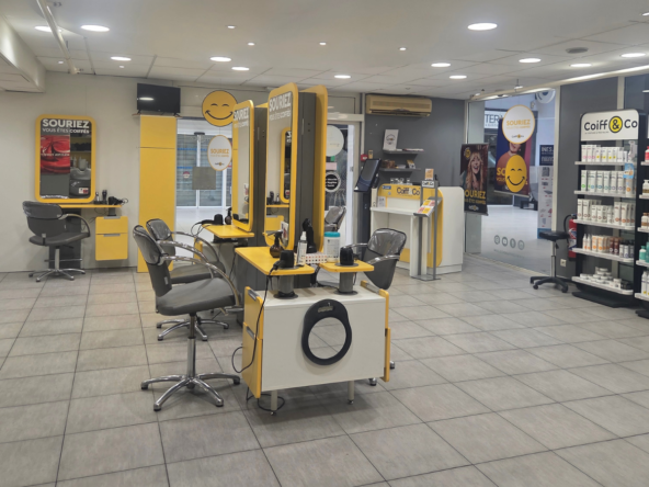 Salon de coiffure à vendre en galerie Super U, 800 visites mensuelles, équipe stable, clientèle fidèle, CA de 227 000 € et loyer de 1 360 €.
