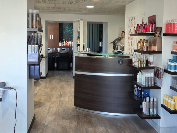 Salon de coiffure mixte à vendre avec espace Barber, 5 bacs massants, 9 places et équipe en place. CA HT 255 000 €, loyer 550 €.