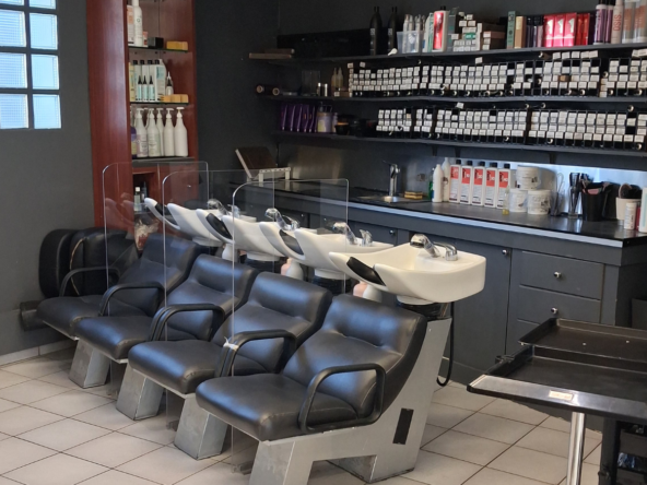 Salon de coiffure à vendre, clientèle fidèle, excellent CA de 179 000 €, emplacement stratégique, 10 postes et fort potentiel de développement.