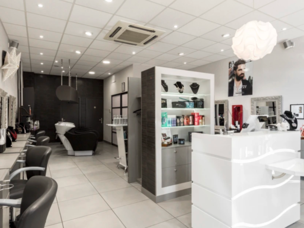 Salon de coiffure à vendre en centre-ville, 330 000 € de CA HT, 6 salariés, 7 postes et rénovation récente. Prix : 230 000 €.