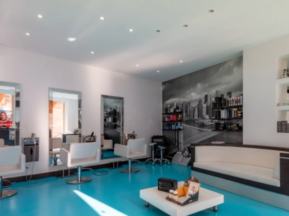 Salon de coiffure à vendre proche du centre-ville, clientèle fidèle depuis 20 ans, 58 m², 6 postes et 115 000 € de CA HT.