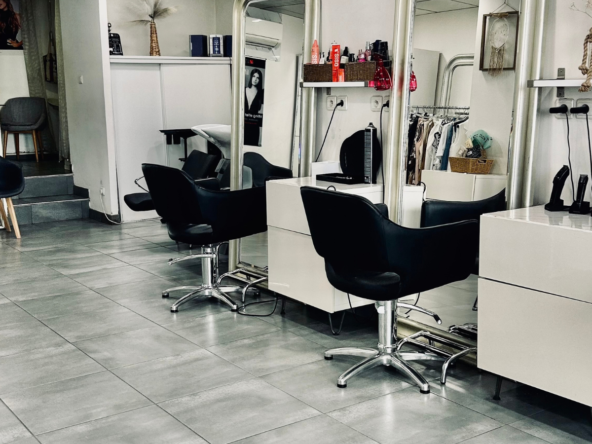 Salon de coiffure à vendre dans un secteur commerçant du 8ème arrondissement, clientèle fidèle, 146 000 € de CA HT et bail jusqu’en 2032.