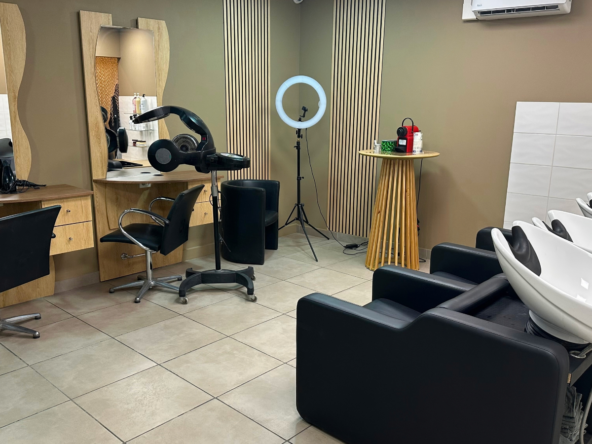 Salon de coiffure à vendre au cœur de Perpignan, rénové en 2025, clientèle fidèle, bail neuf et 120 300 € de CA HT.