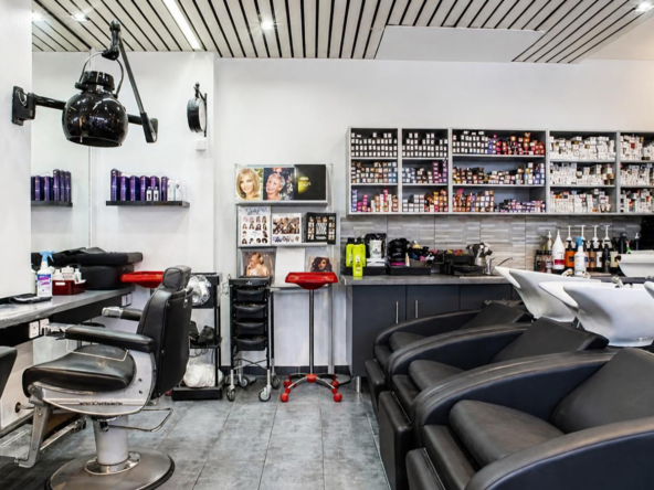 Salon de coiffure à vendre dans une rue commerçante, clientèle fidèle, 170 000 € de CA HT, 8 postes et 2 parkings privés.