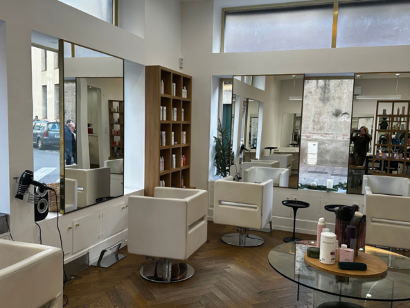 Salon de coiffure à vendre en centre-ville, entièrement rénové, 78 m², 3 bacs, 8 postes et 102 000 € de CA HT.