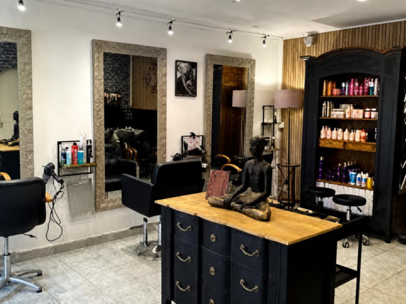 Salon de coiffure récent à vendre, clientèle fidèle, parking gratuit, 104 321 € de CA HT et seulement 500 € de loyer mensuel.