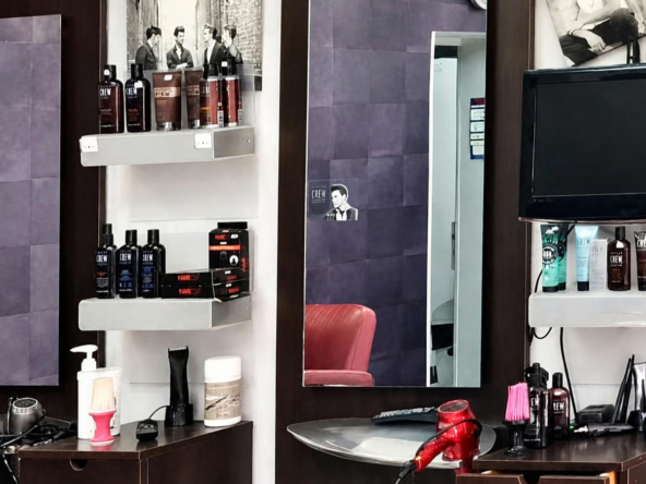 Salon de coiffure à vendre, clientèle fidèle, 9 postes, 5 bacs, espace barbier, parking et 88 000 € de CA HT.